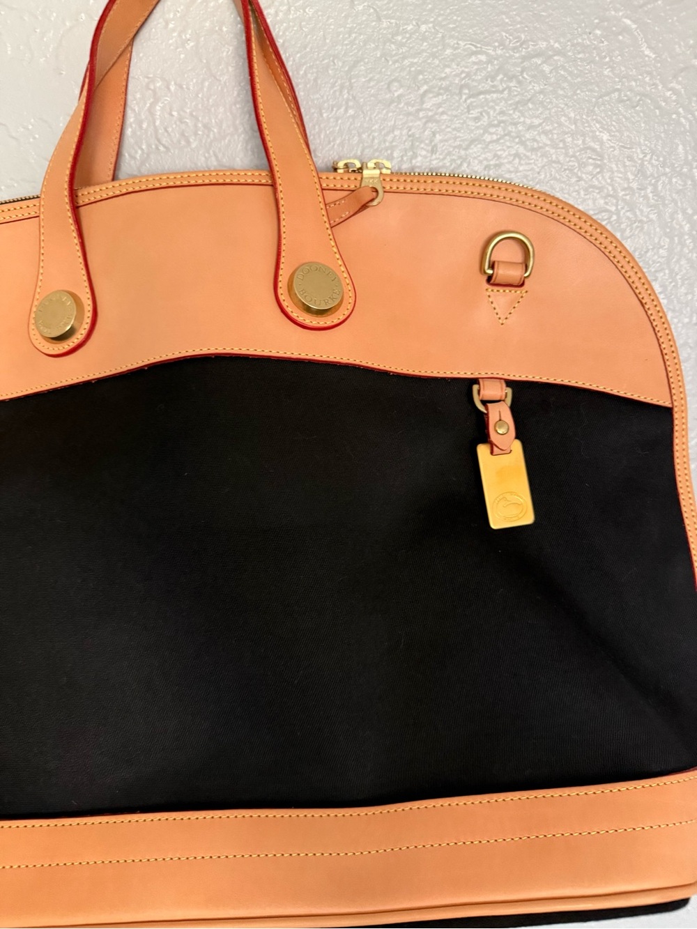Like New Dooney and Bourke Classic Black and Tan Leather Women's Weekend Bag - Picture 2 of 12